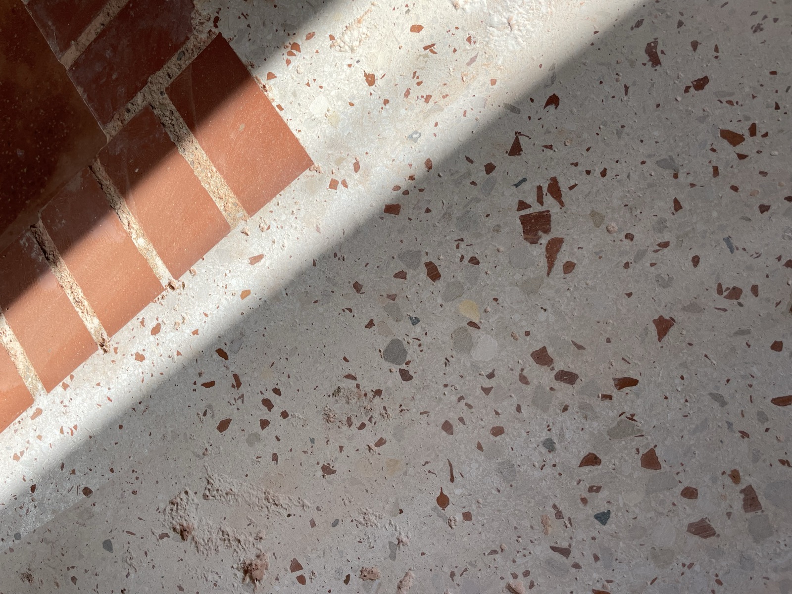 Chantier participatif de terrazzo à la Fabrique des Luddites